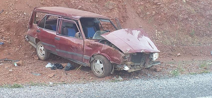 Beyşehir’de otomobil dağa çarptı. 4 yaralı