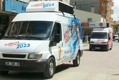 Trafik kortejinde aday tanıtım minibüsleri 