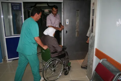 Otomobil, yaşlı çifte çarptı 