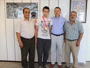 Şampiyon Güreşçiye Altın