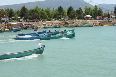 Balıkçı tekneleri yarıştı