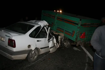 Otomobil traktör römorkuna çarptı: 2 yaralı