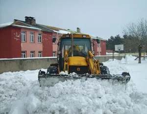 Okul Bahçelerinde Kar Temizliği 