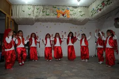 Minik öğrencilerden anneler günü etkinliği 