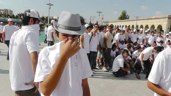 Kampçı gençlerden sinek şikayeti 