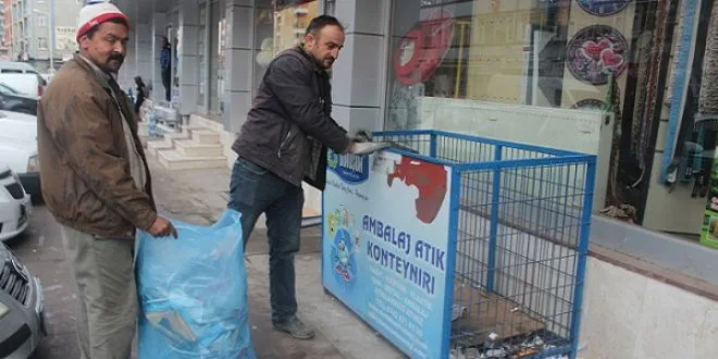 Geri dönüşüm kutularından çöp çıkıyor